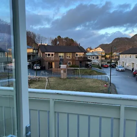 Familievennlig Tomannsbolig I Rolig Nabolag. Dom wakacyjny